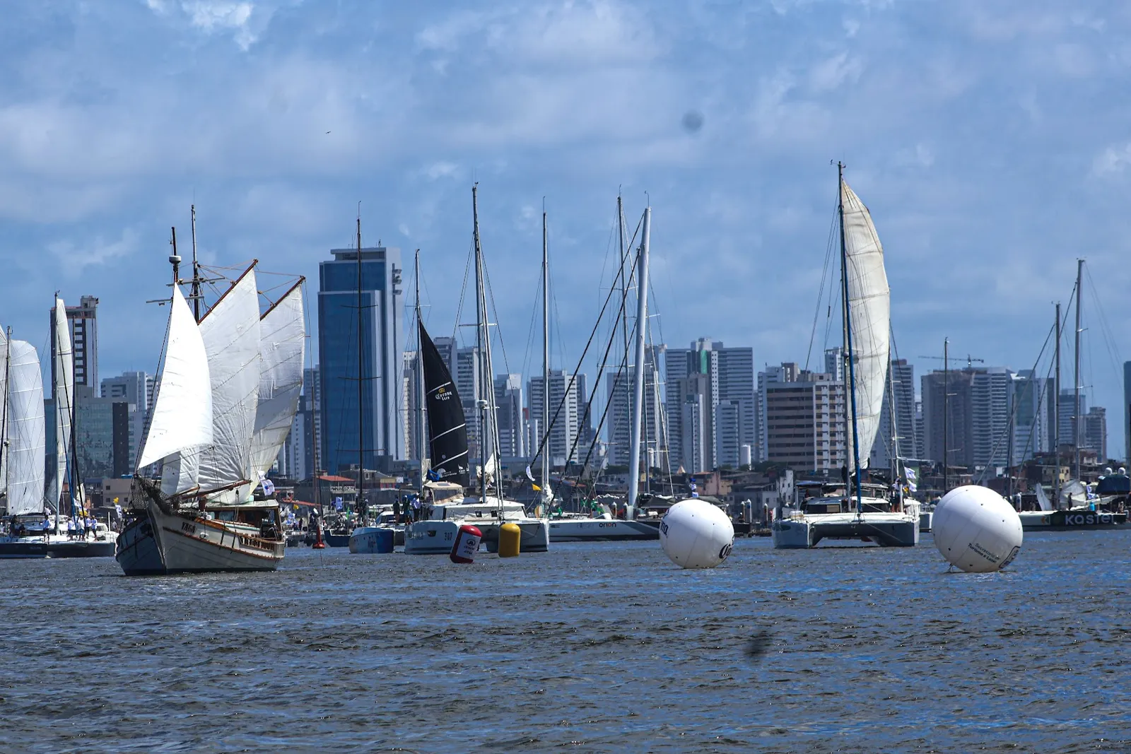Barcos manobrando diante da cidade