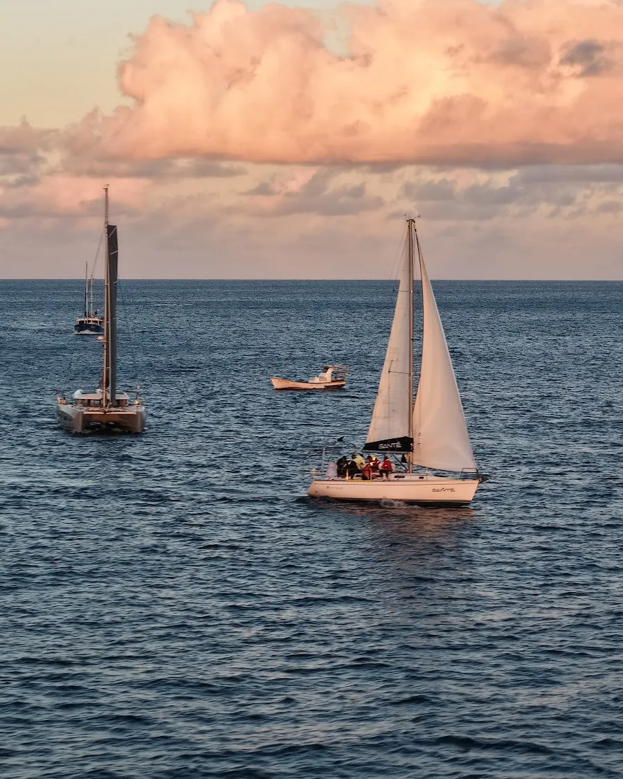Barcos na aproximação da ilha