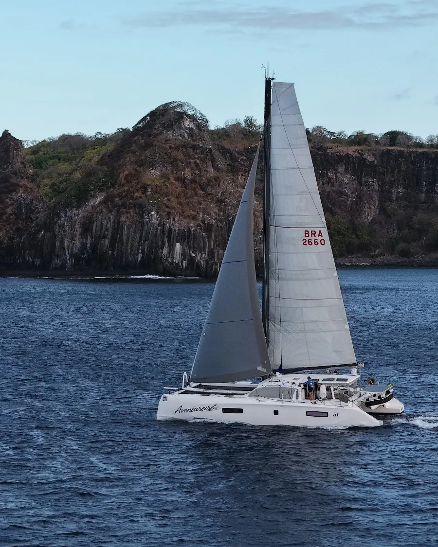 Catamarã diante do Morro do Pico