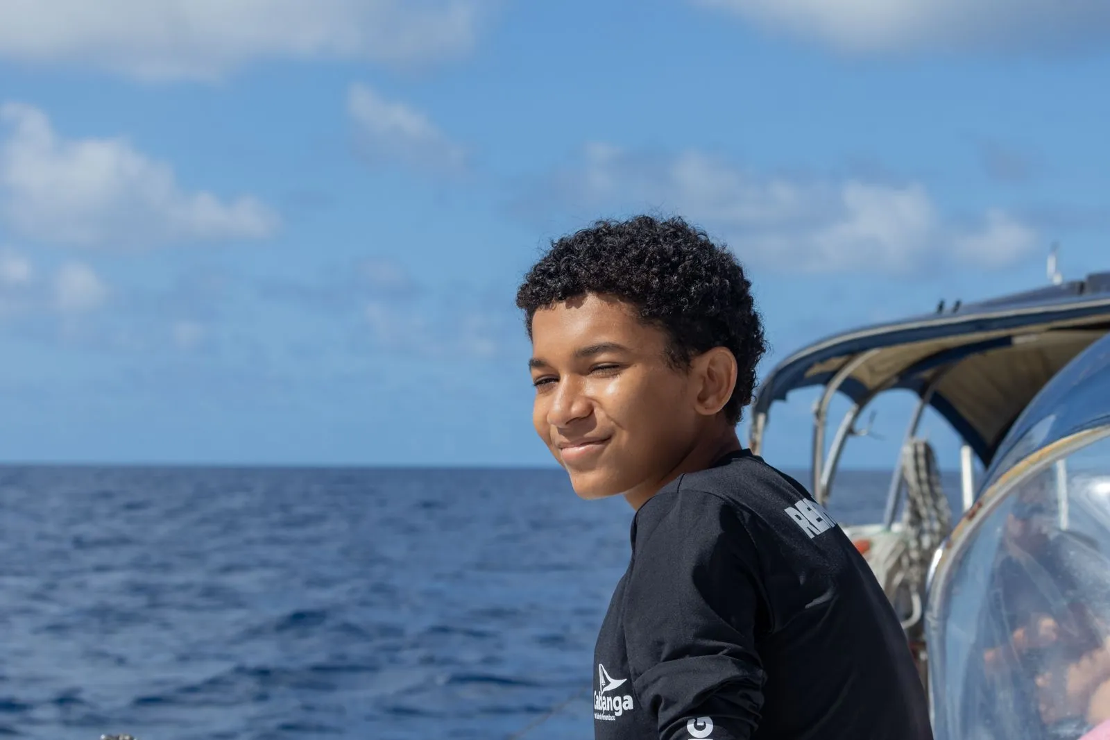 Jovem da ilha a bordo