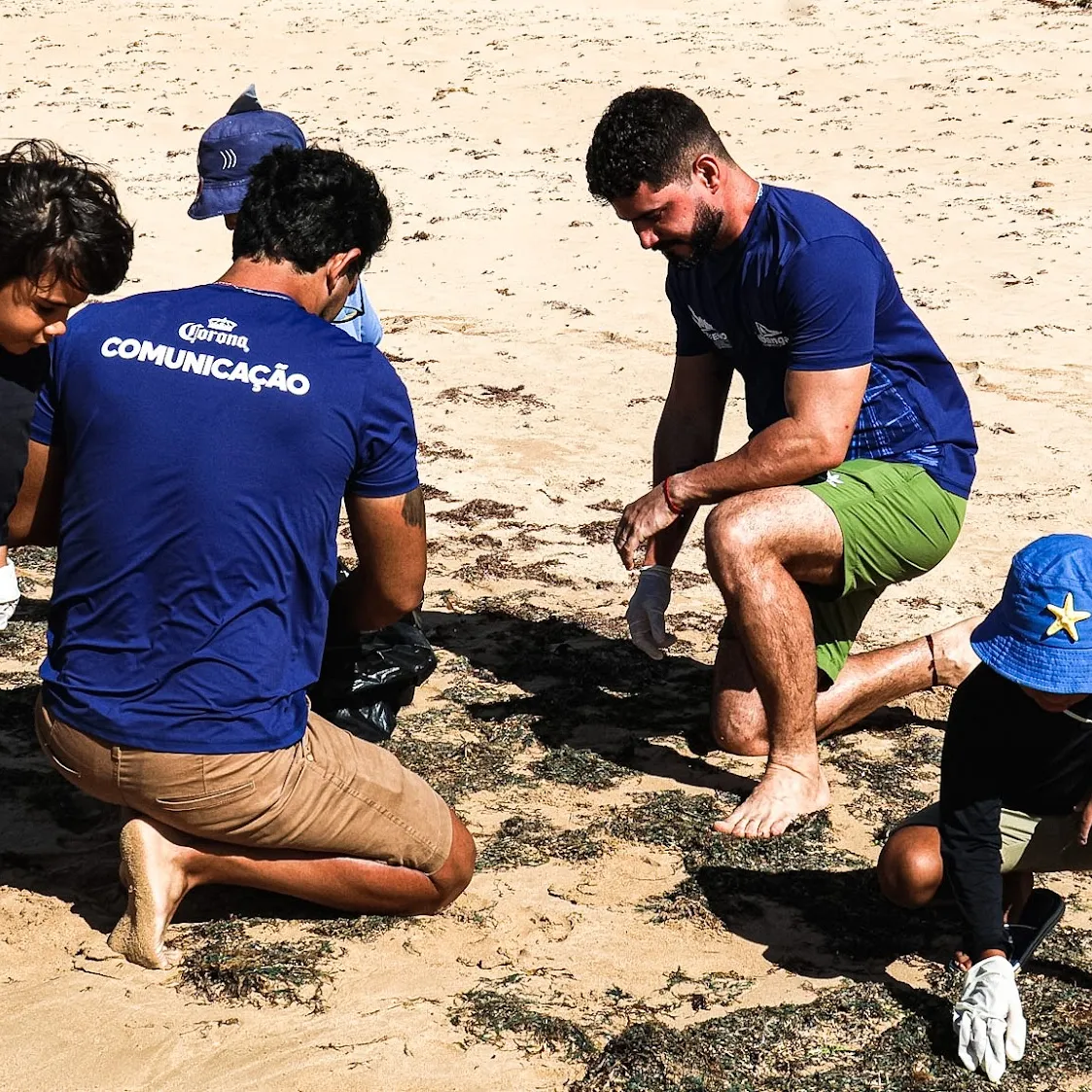 Coleta de resíduos na areia
